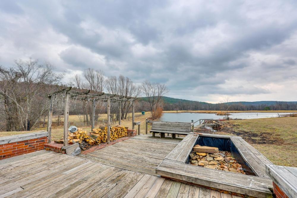 Deck and Views Spacious Lake House Escape